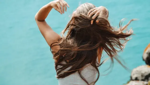 menyentuh rambut dengan tangan kotor