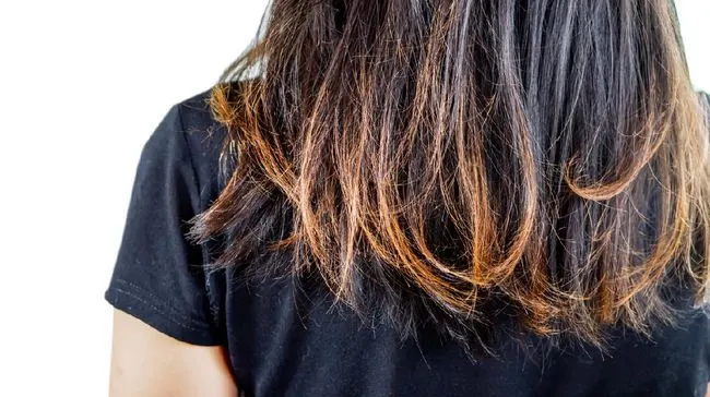 ujung rambut menguning