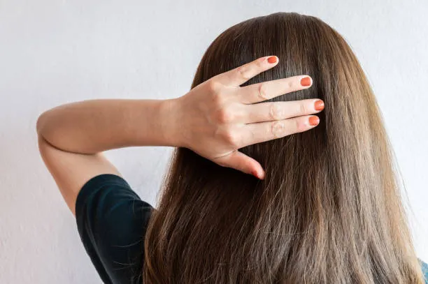rambut berkilau tidak merata