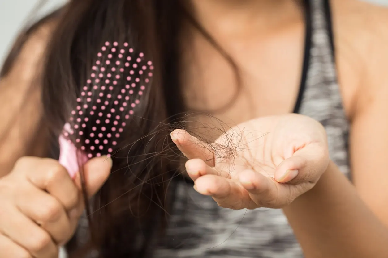 Solusi Cepat untuk Rambut Rontok Parah: Perawatan di Klinik atau Salon