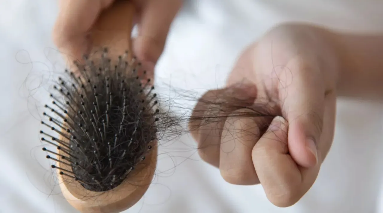 Rambut Rontok? Ini Penyebab dan Solusi Alaminya!