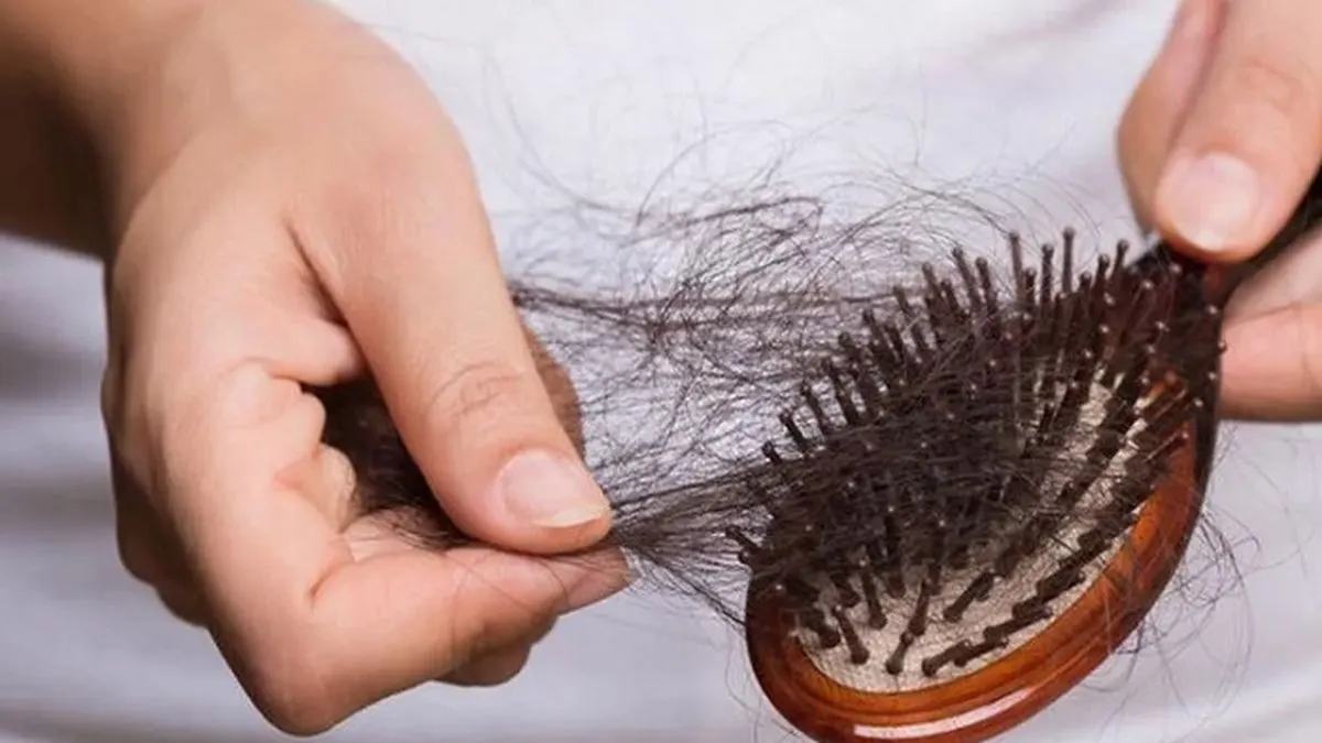 Kapan Harus ke Dokter? Tanda-Tanda Rambut Rontok yang Tak Boleh Diabaikan