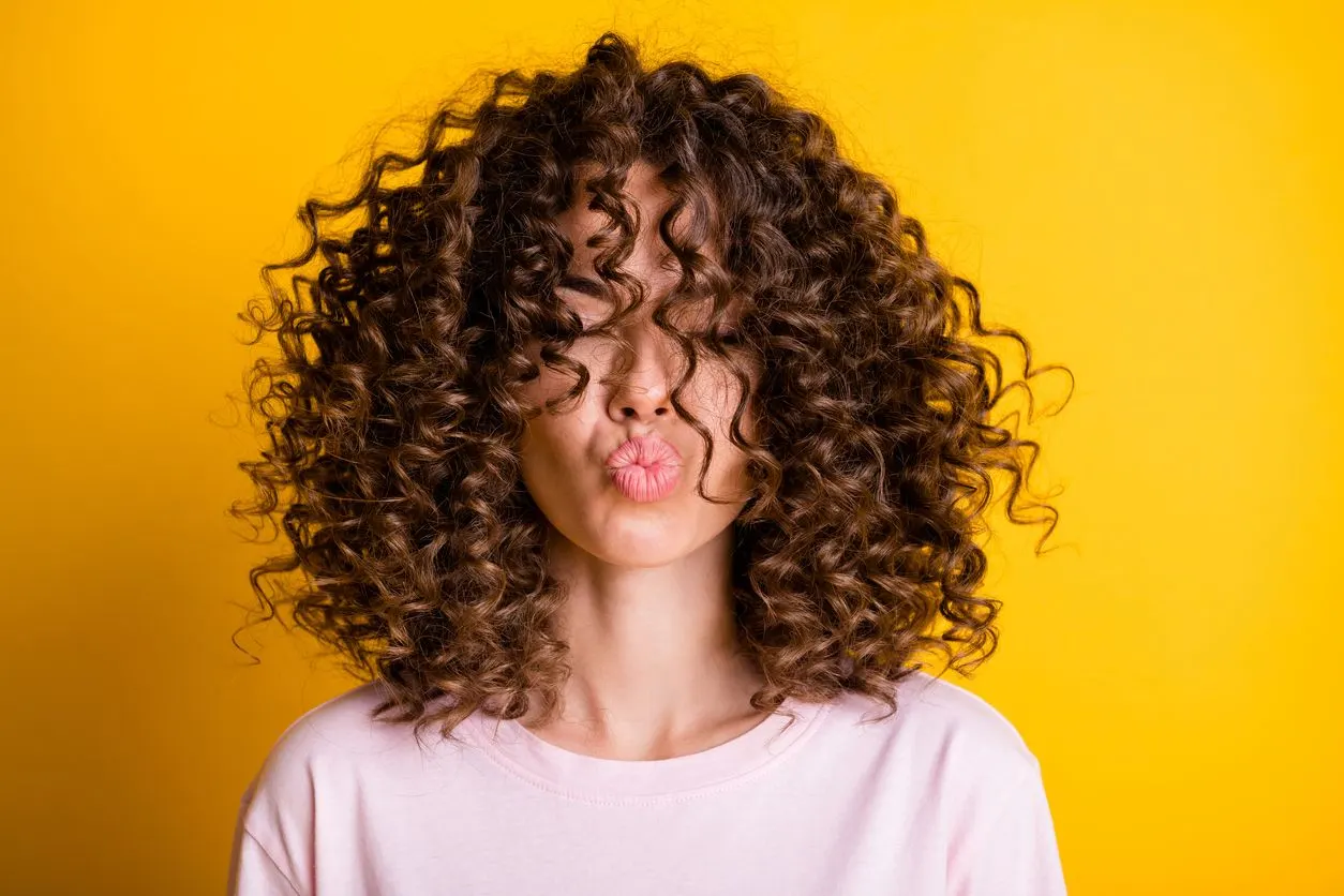 Tips Merawat Rambut Keriting agar Tidak Kusut Sepanjang Hari — Biar Nggak Bangun Tidur Langsung Panik!