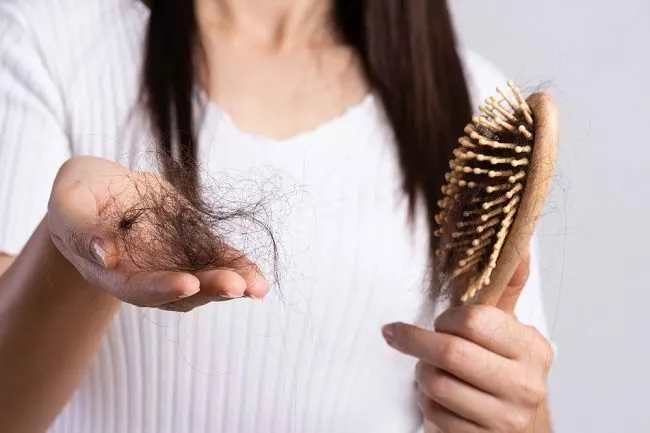 Apa Bedanya Rambut Rontok Normal vs. Tidak Normal?