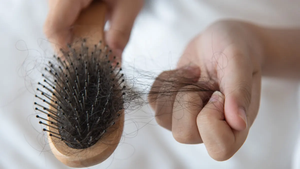 Rambut Rontok Pasca Melahirkan: Kapan Normal dan Kapan Harus Khawatir?