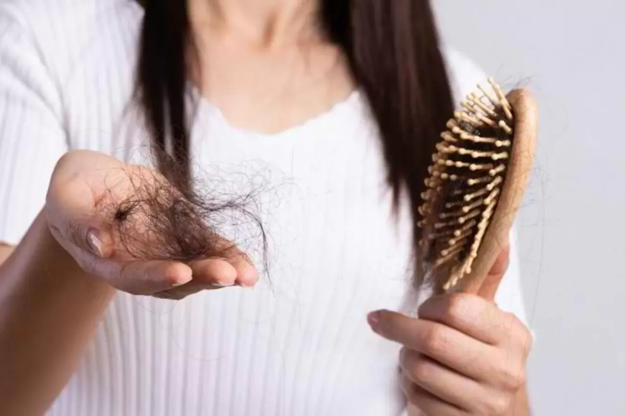 Rutinitas Perawatan Rambut yang Justru Merusak: Kesalahan yang Membuat Rambut Terus Rontok