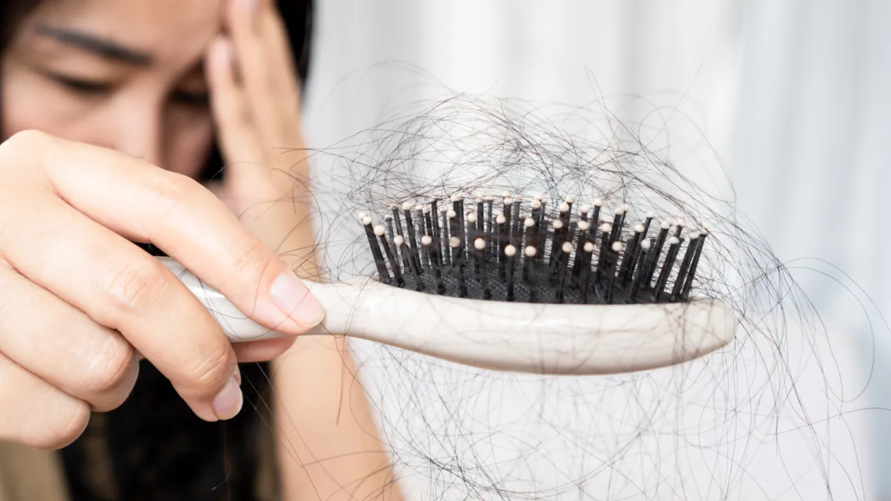 Rambut Rontok saat Menyusui? Ini Penyebab dan Cara Aman Merawatnya untuk Ibu Baru