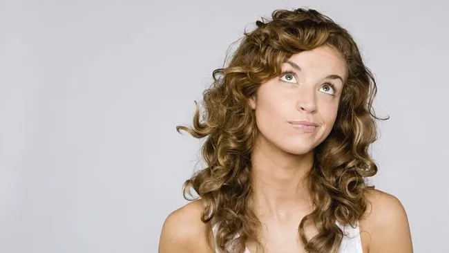 9 Cara Merawat Rambut Keriting Kering dan Kusut agar Tetap Lembap dan Mudah Diatur