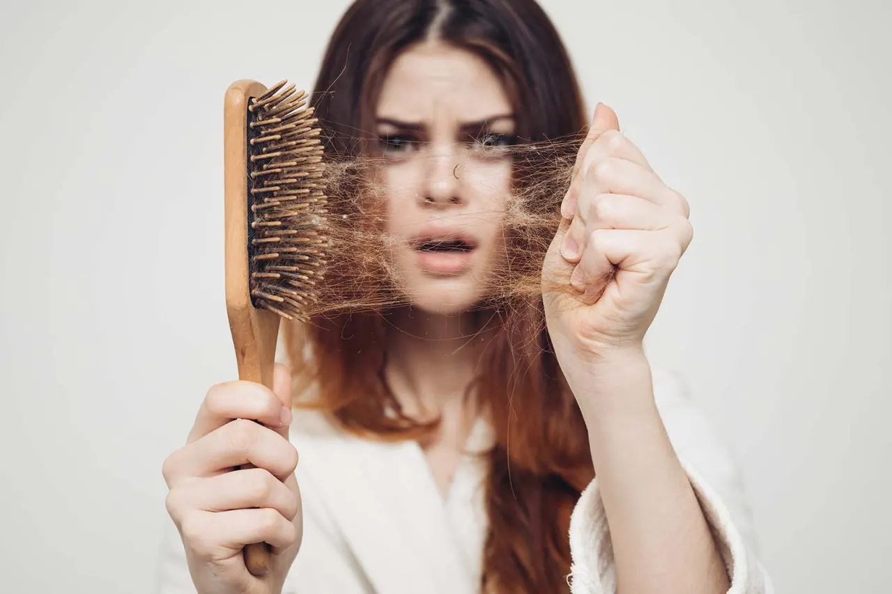 5 Penyebab Rambut Rontok yang Sering Diabaikan