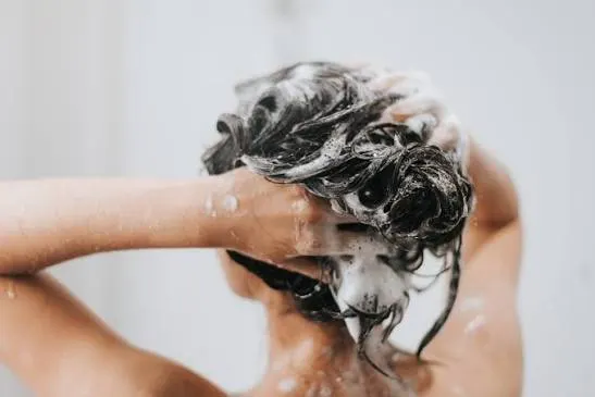 Sering Keramas Bikin Rambut Makin Rontok: Mitos atau Fakta?