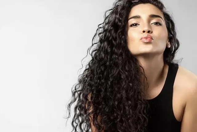 7 Cara Merawat Rambut Keriting agar Tidak Kering dan Mengembang