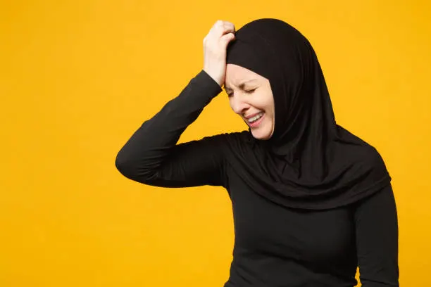 Kulit Kepala Gatal Karena Hijab? Ini Cara Ngatasinnya Biar Nggak Bikin Kesel!
