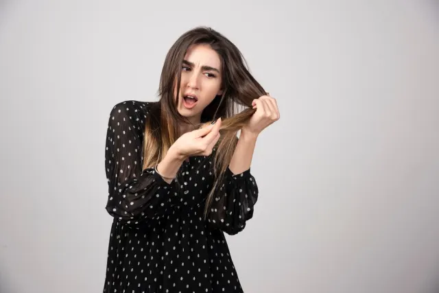 Jangan Panik! Ini 5 Kebiasaan yang Bikin Rambut Rontok
