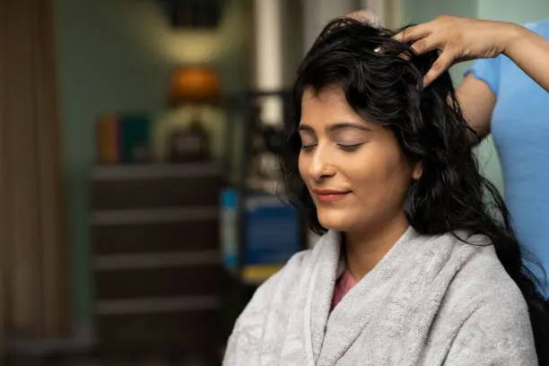 Scalp Care: Merawat Kulit Kepala sebagai Pondasi Rambut Indah