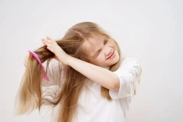 Kapan Anak Boleh Mulai Menggunakan Alat Styling Rambut (Hair Dryer & Catokan)?