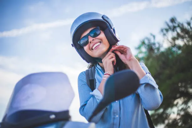 Rambut & Helm: Cara Menjaga Gaya saat Naik Motor