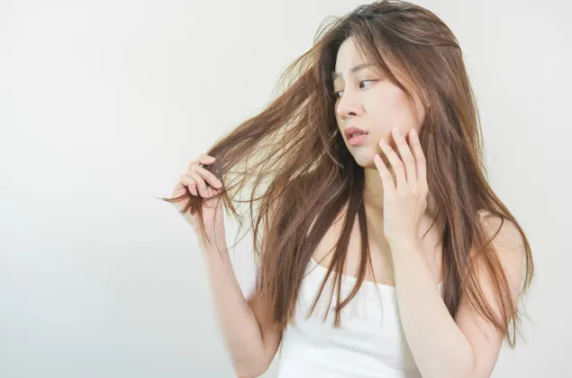 Kesalahan Perawatan Rambut Berminyak yang Sering Dilakukan