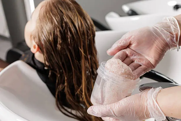 Pertolongan Pertama untuk Rambut Rusak Akibat Sering Diwarnai dan Styling